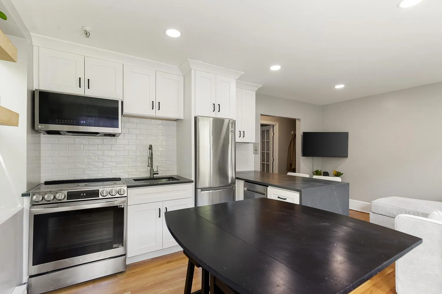 2 bed, 650 sqft, $3,800 — Photo 3