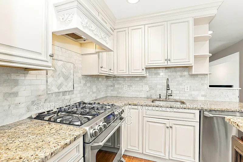 4 bed, 2.5 bath, 3200 sqft, $5,400 — Photo 3