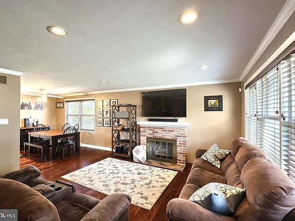 4th image of 2437 Schoolhouse Ln
