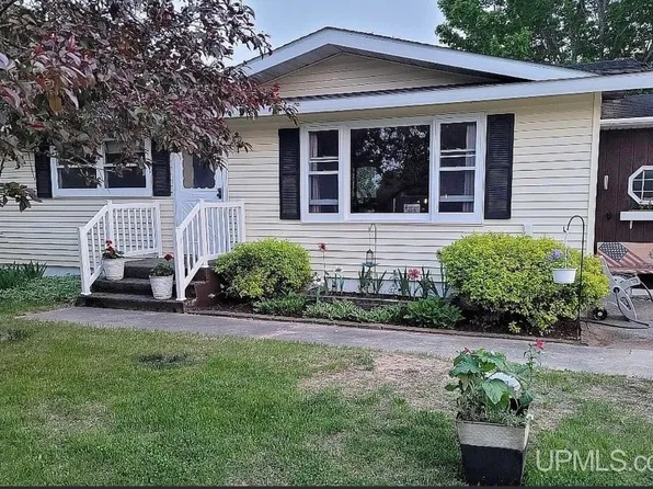 4849 Danforth Rd, Escanaba, MI 49829