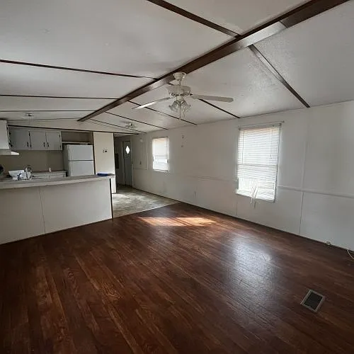 Studio, $999 — Photo 1
