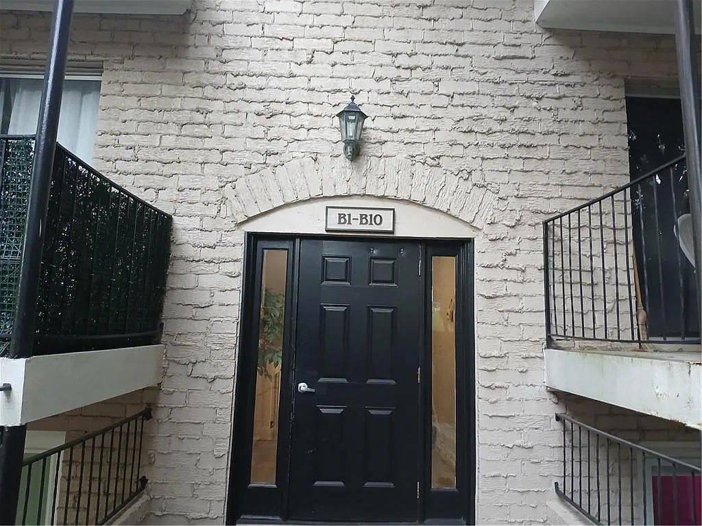 2805 NE Expy NE — Photo 2