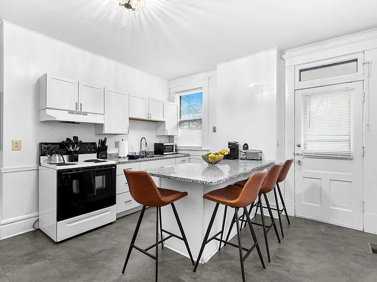 726 Kerr St — Photo 9