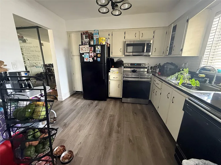 141 NE 10th Ave #17B — Photo 6