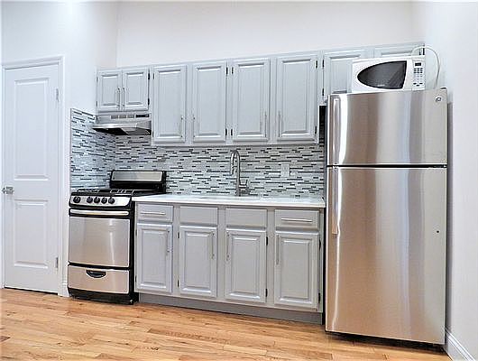 5th image of 224 E 85th St #3C