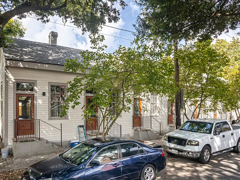 Uptown Renovated 1/1.5 apartment with Private Backyard — Photo 10