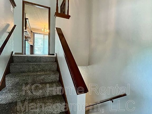 3rd image of 204 NW Highland Ln