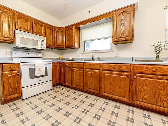 3rd image of 2233 Dawn Pl