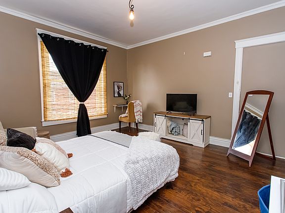 5th image of 105 E Saint Catherine St APT 4