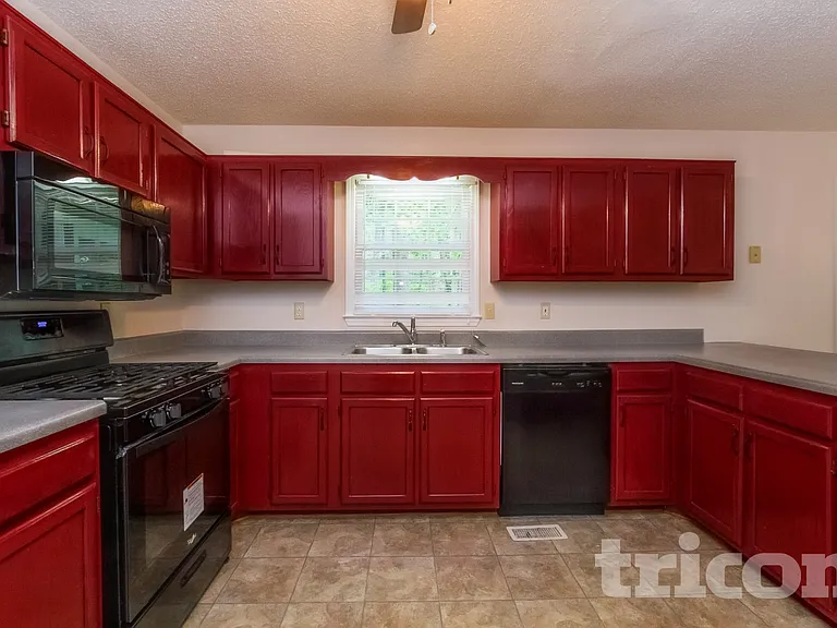 321 Stratford Dr — Photo 6