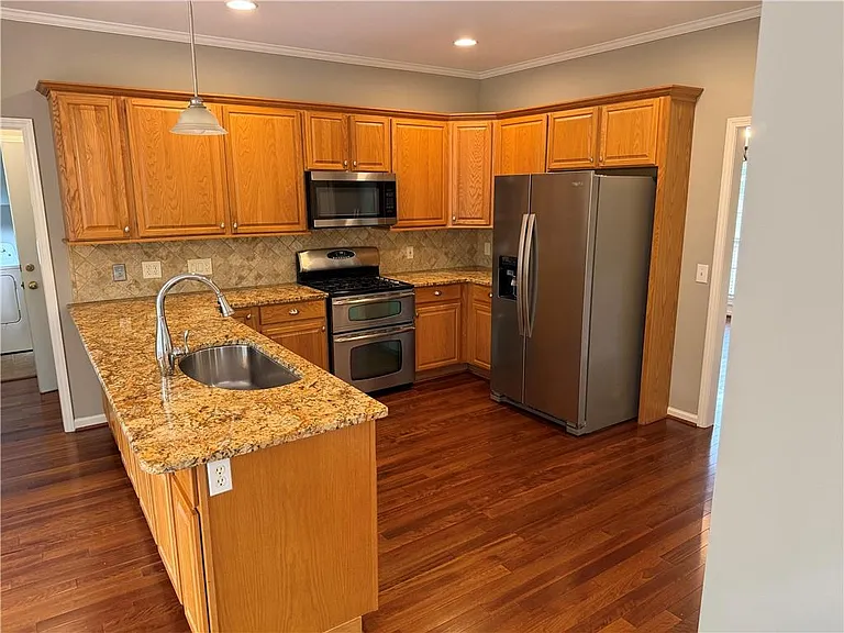 995 Stefan Walk — Photo 4