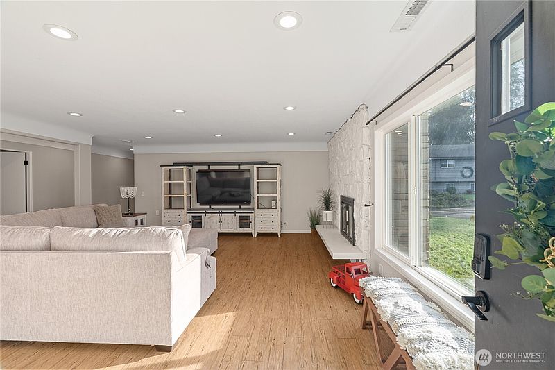3rd image of 8 Trinity Place