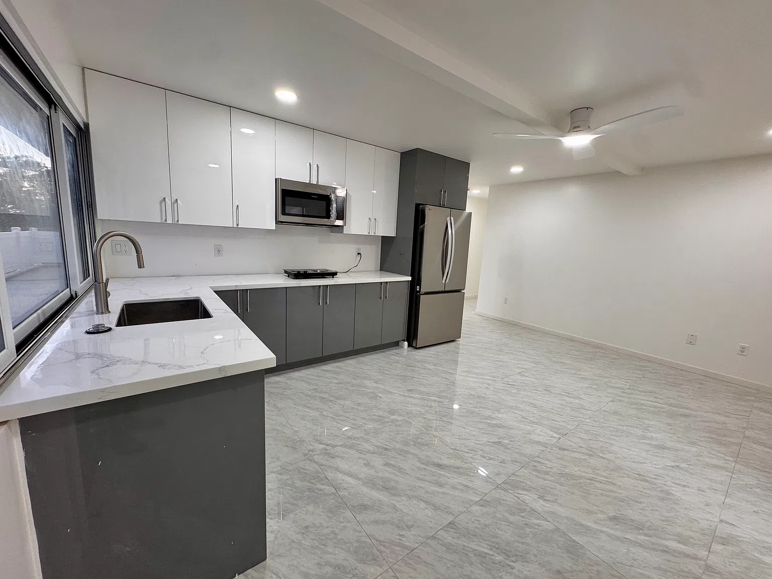 2 bed, 900 sqft, $3,000 — Photo 2