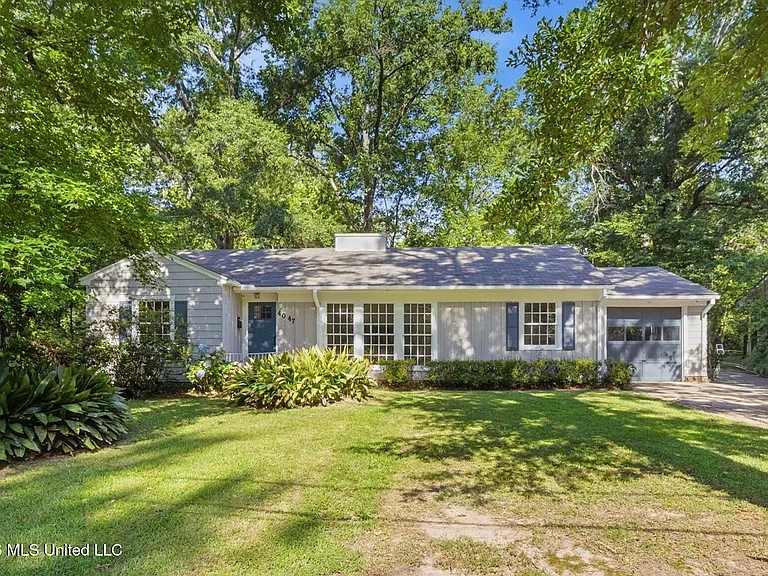 4047 Robin Dr — Photo 1