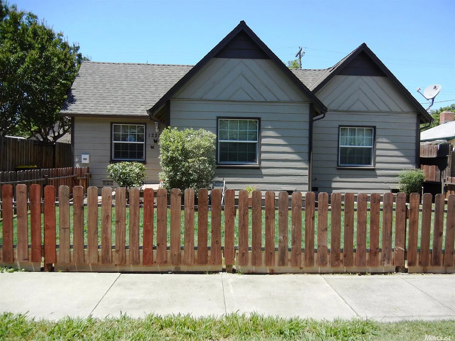 1225 Victoria Ave photo 1