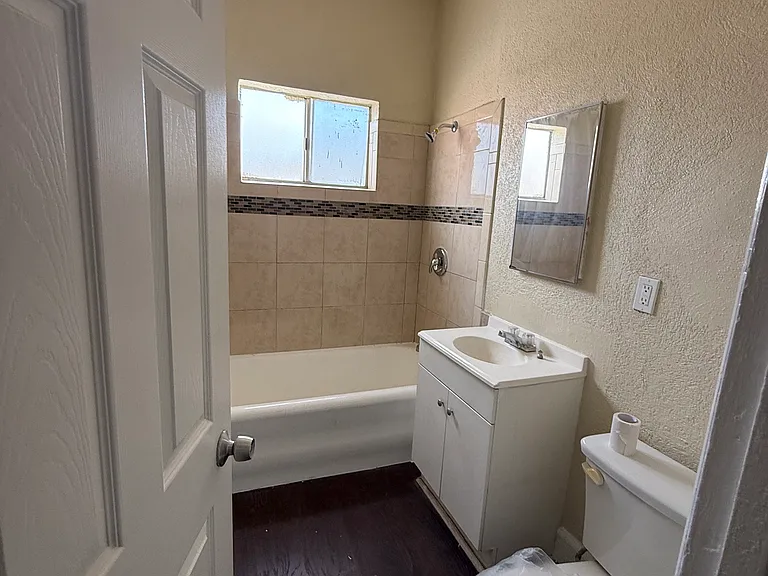 2225 Michigan Ave #2225 — Photo 2