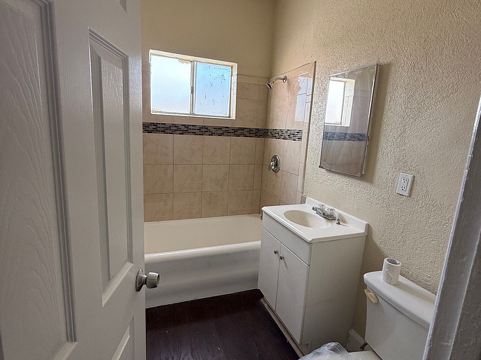 2nd image of 2225 Michigan Ave #2225