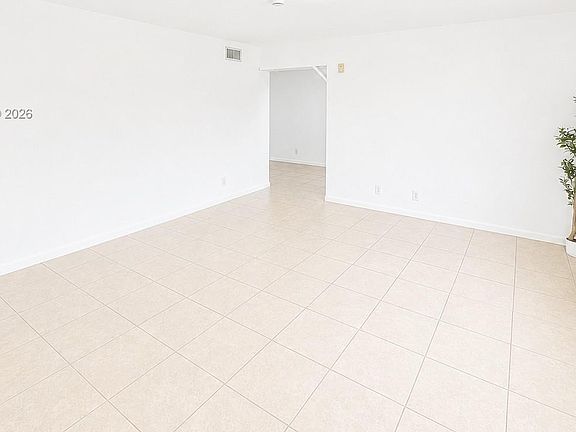 5th image of 2521 Pierce St APT 10