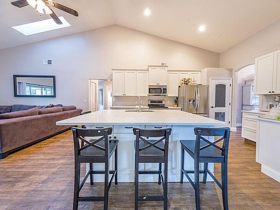 2nd image of 566 Avon Glade Pl