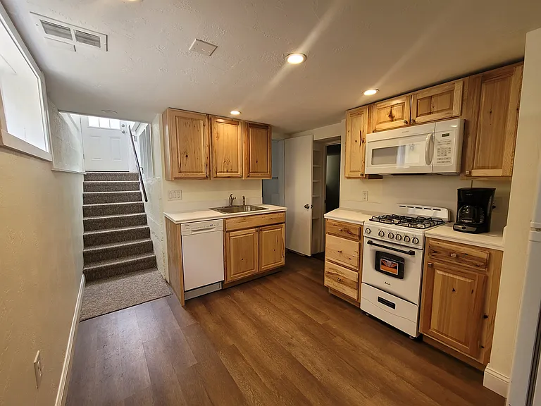 819 Rood Ave #B — Photo 3