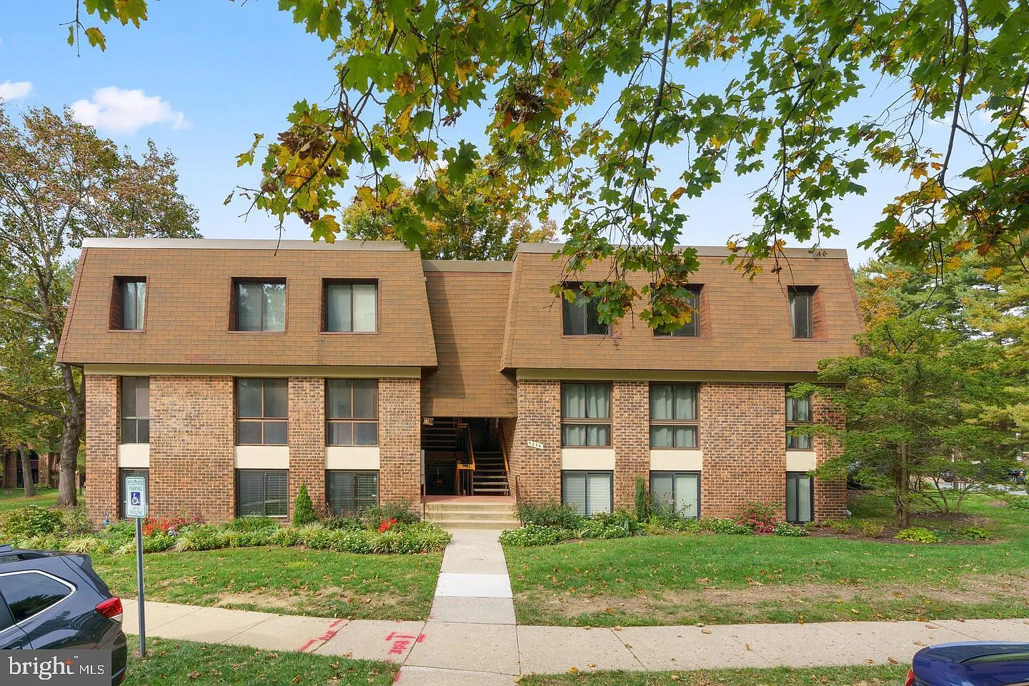 3 bed, 1325 sqft, $3,200 — Photo 2