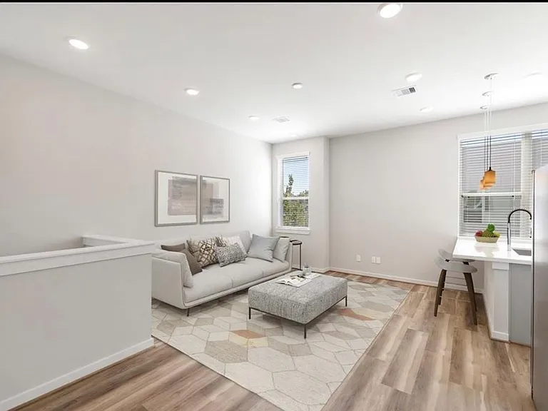604 Thornton Oaks Ln #B — Photo 7