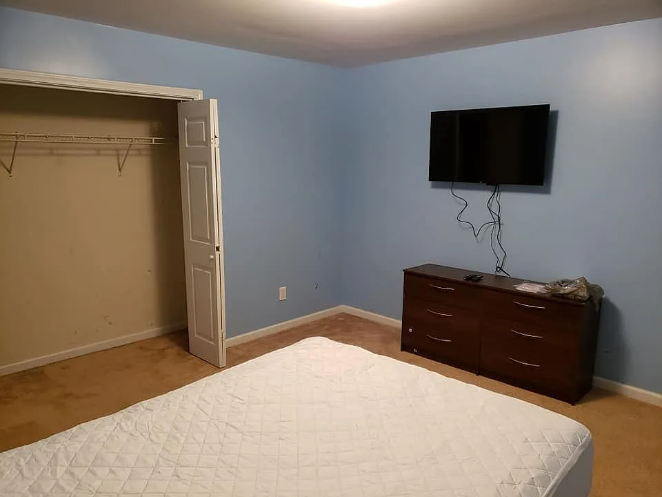 6 bed, 3.5 bath, 3000 sqft, $1,100 — Photo 4