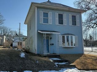 902 N 9th St, Burlington, IA 52601