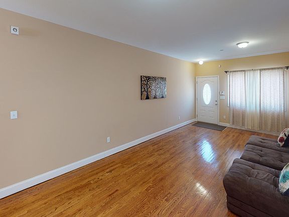 3rd image of 133 Roosevelt Ave