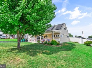 16 Canoe Birch Rd, Levittown, PA 19057