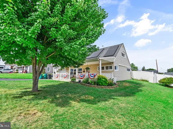 16 Canoe Birch Rd, Levittown, PA 19057