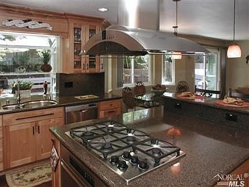 Kitchen show'g island