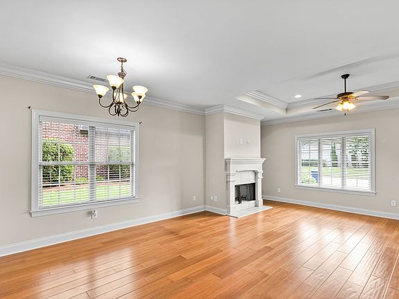 3rd image of 948 Starr Ct