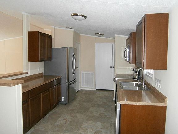 Gorgeous newer kitchen!