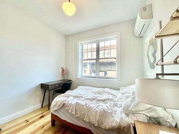 4th image of 1446 Myrtle Ave #33