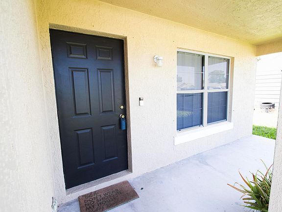 3rd image of 1585 20th Avenue SW