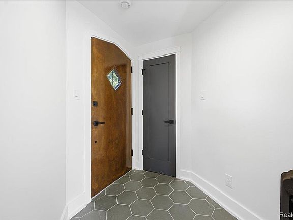 5th image of 18084 Birchcrest Dr