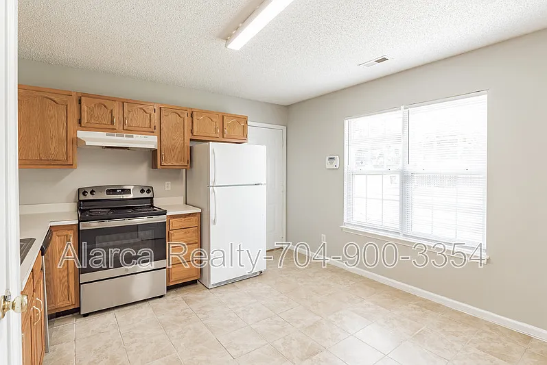 3 bed, 1204 sqft, $1,800 — Photo 2
