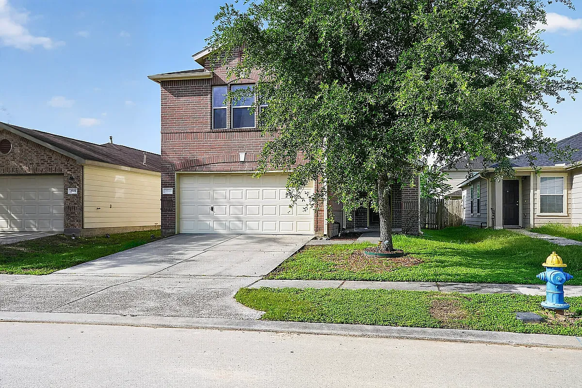 3 bed, 2.5 bath, 2096 sqft, $2,640 — Photo 2