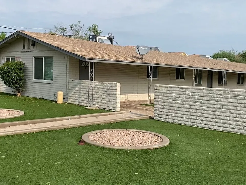 2420 W Glenrosa Ave