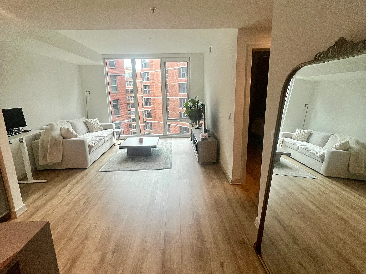 1 bed, 726 sqft, $2,038 — Photo 3