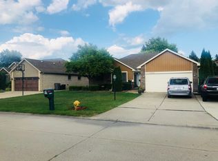 43092 Sinnamon Ln, Clinton Township, MI 48038