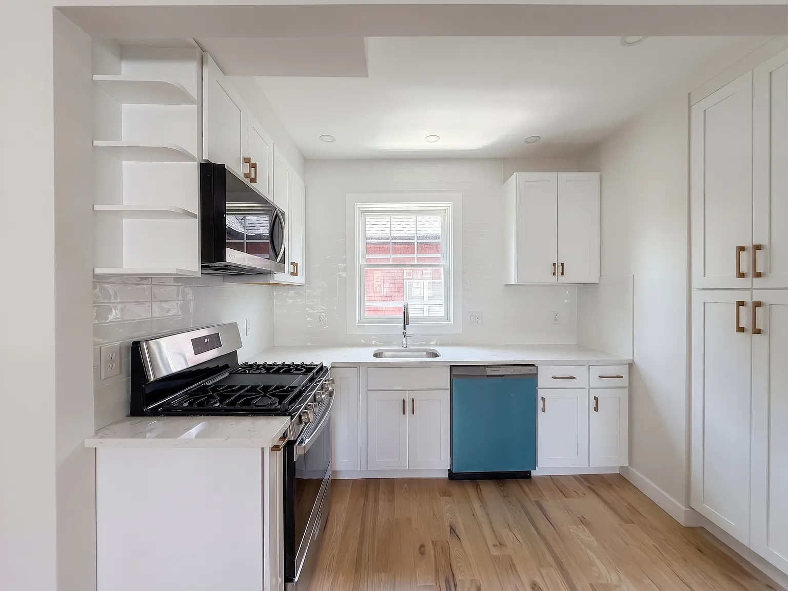 4 bed, 1685 sqft, $4,200 — Photo 4