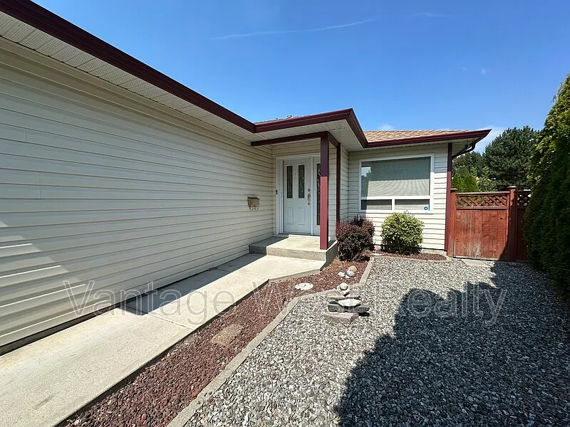3 bed, 2.0 bath, 1436 sqft, $3,195 — Photo 3