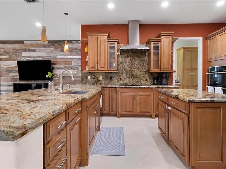 6301 SW 58th Ct — Photo 6