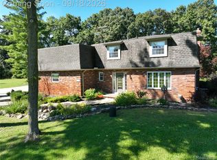 2427 Karen Dr, Howell, MI 48855