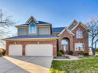 828 Chasewood Dr, South Elgin, IL 60177