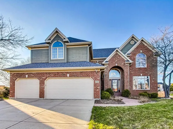 828 Chasewood Dr, South Elgin, IL 60177