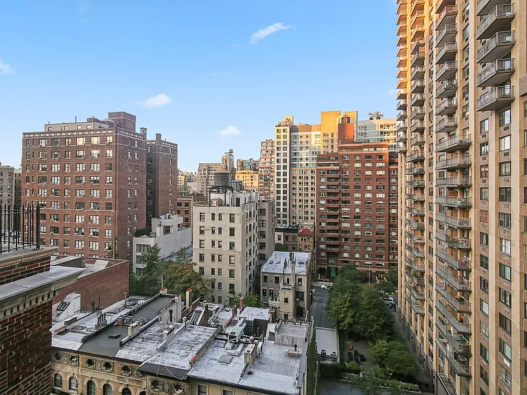 210 W 70th St #1212 — Photo 3
