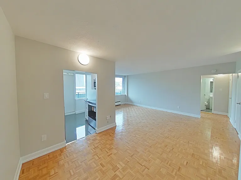 36 Thorncliffe Park Dr — Photo 7